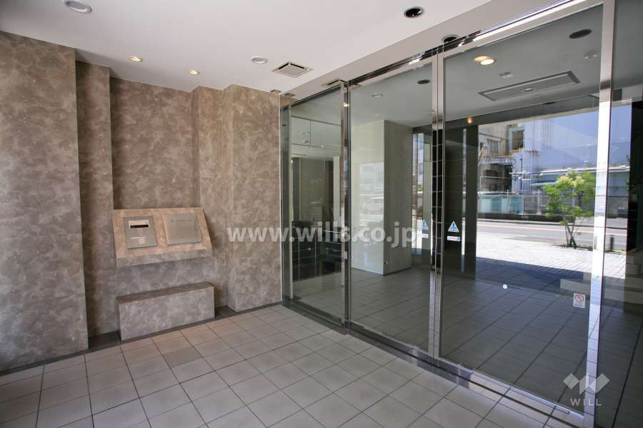 エントランスはオートロック付きです。