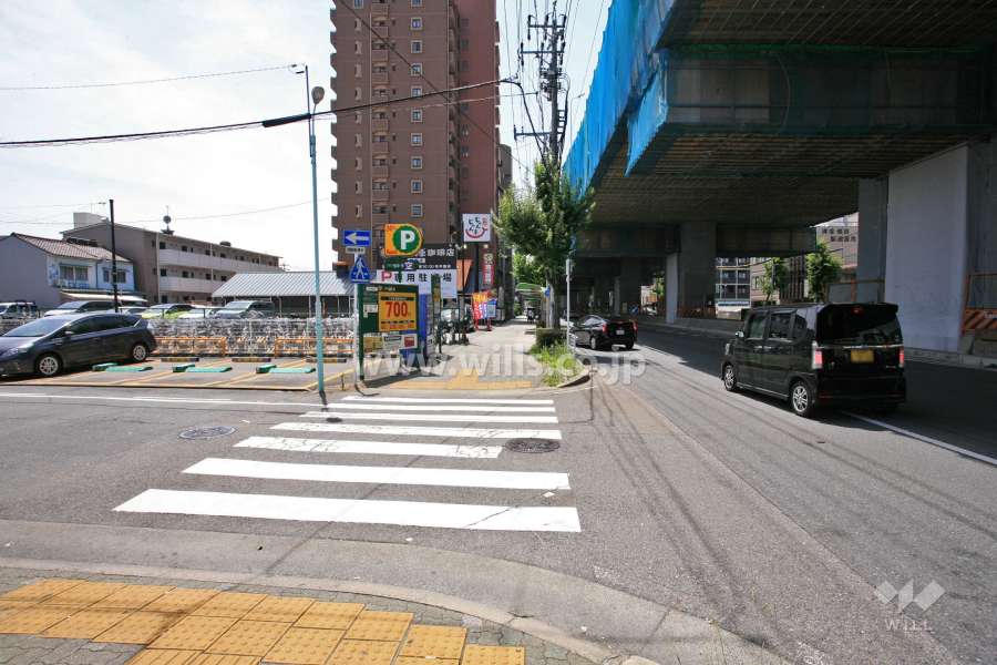 敷地北側は高速道路と県道115号に面しています。