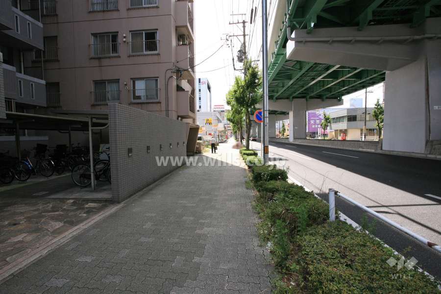敷地北側の前面道路（県道115号と名古屋高速5号万場線）
