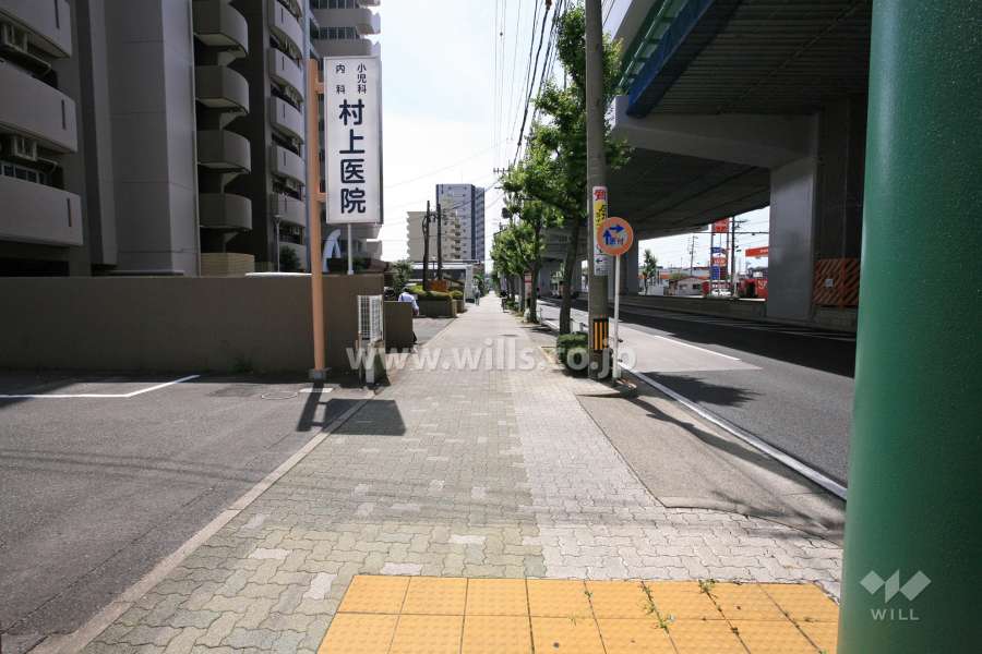 敷地北側には片側三車線の幹線道路が通っています。また『名古屋高速5号万場線』が通っています。