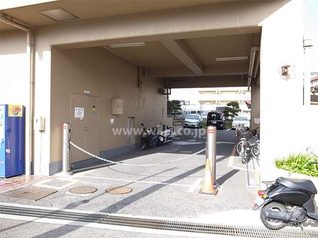 駐車場出入口にはロボットゲートが設置されています。