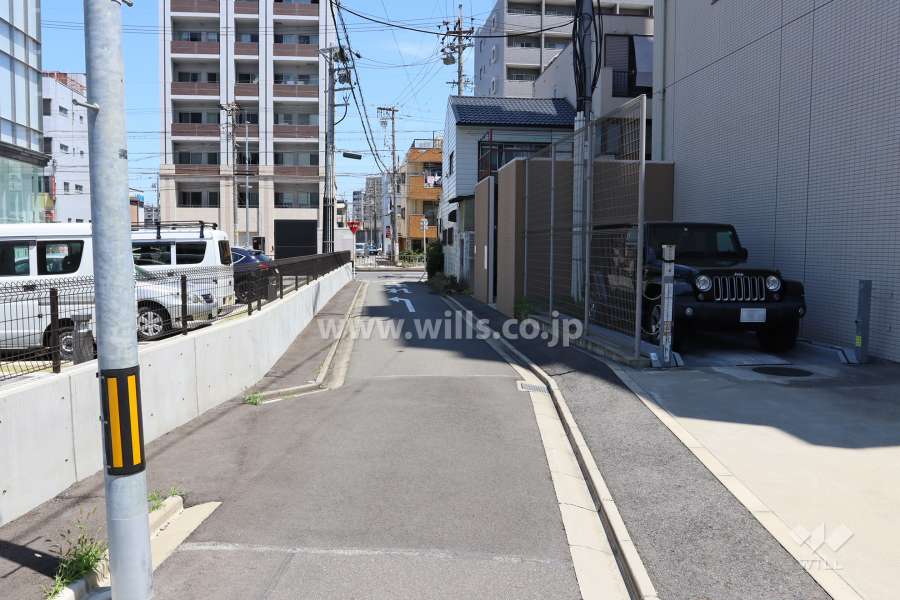 敷地西側の前面道路