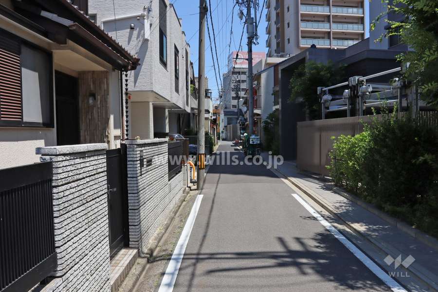 敷地西側の前面道路