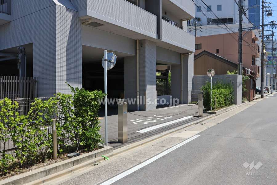 駐車場出入り口（ロボットゲート付き）