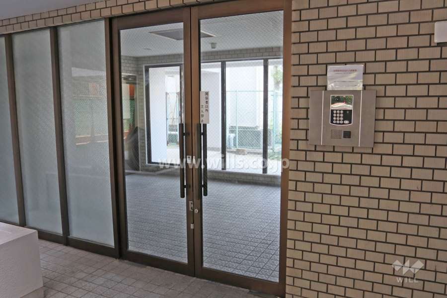 エントランスはオートロック付きです。