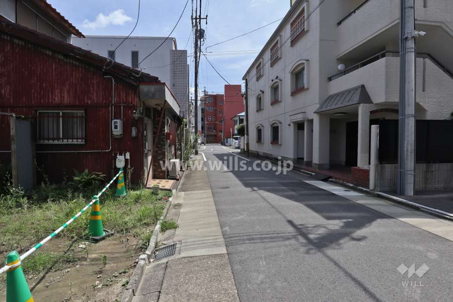 敷地東側の前面道路（北側から）
