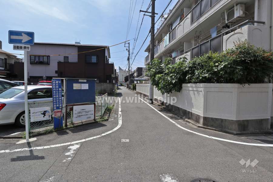 敷地南側の前面道路（東側から）