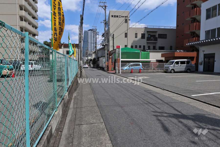 敷地北側の前面道路（西側から）