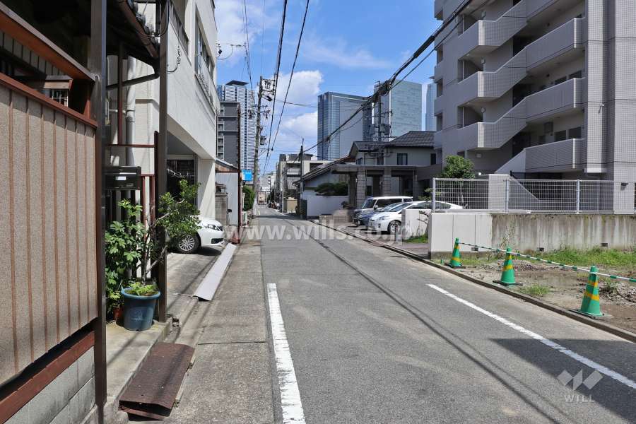 敷地北側の前面道路（西側から）