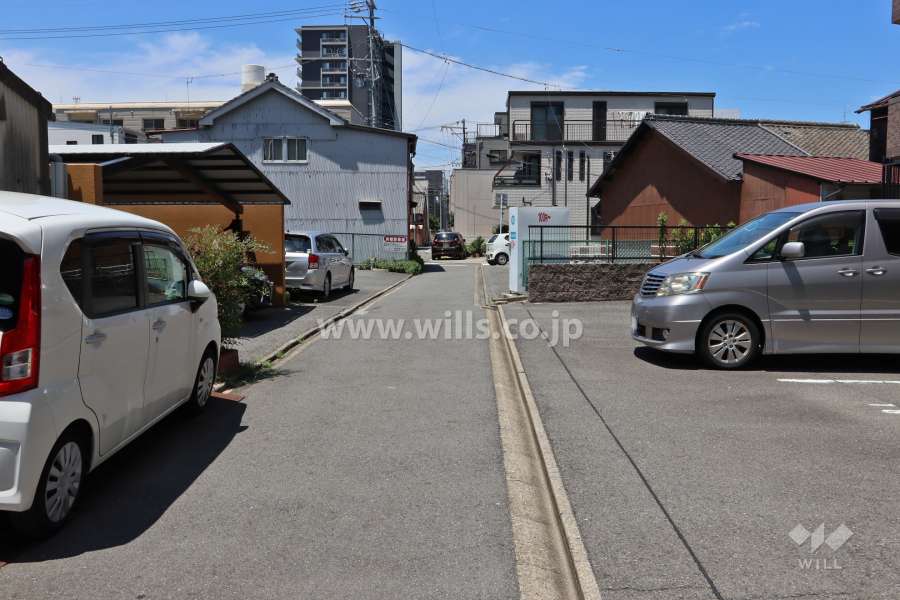敷地南側の前面道路(東側から)