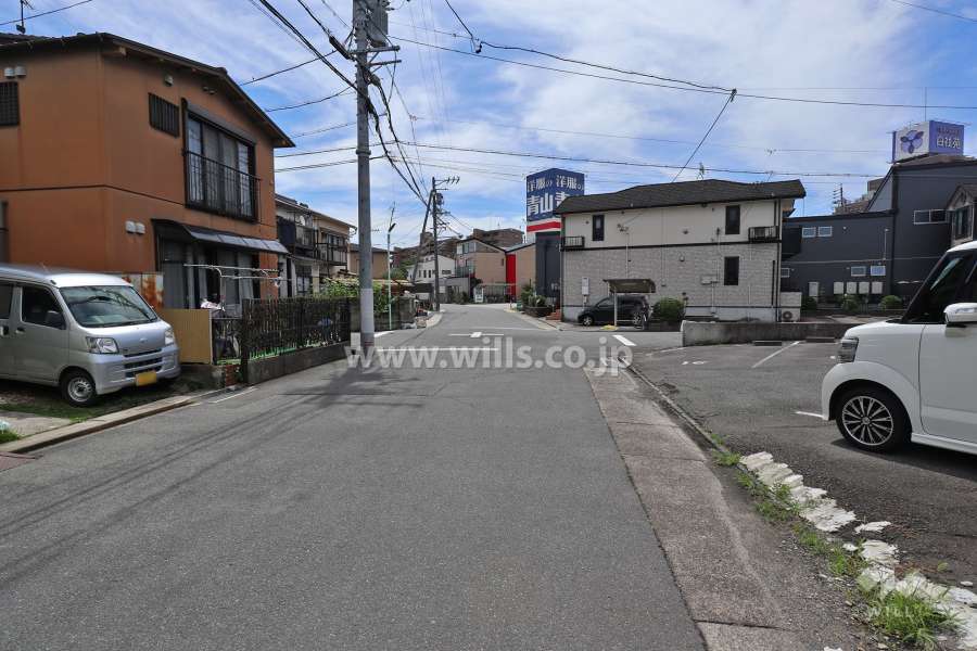 敷地北東側の前面道路（北西側から）