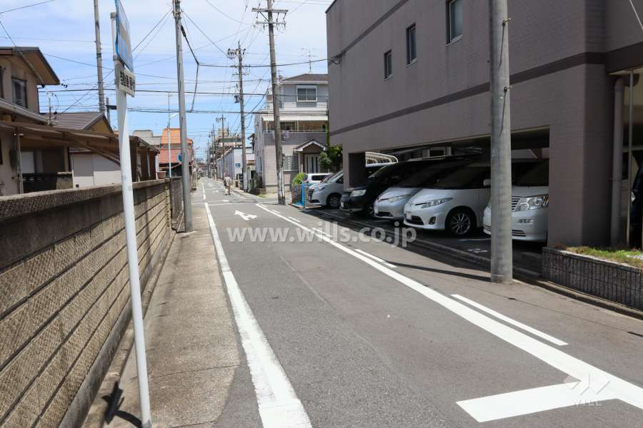 敷地西側の前面道路