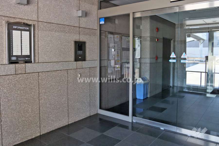 エントランスはオートロック付きです。