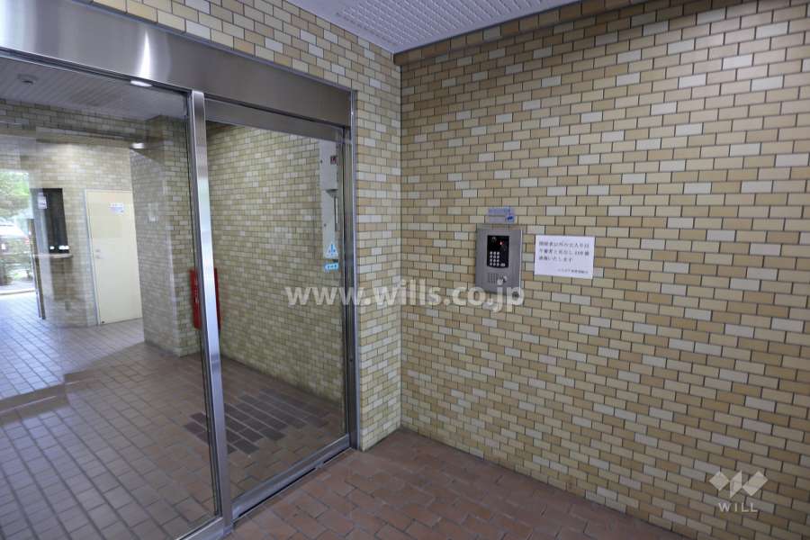 エントランスはオートロック付きです。