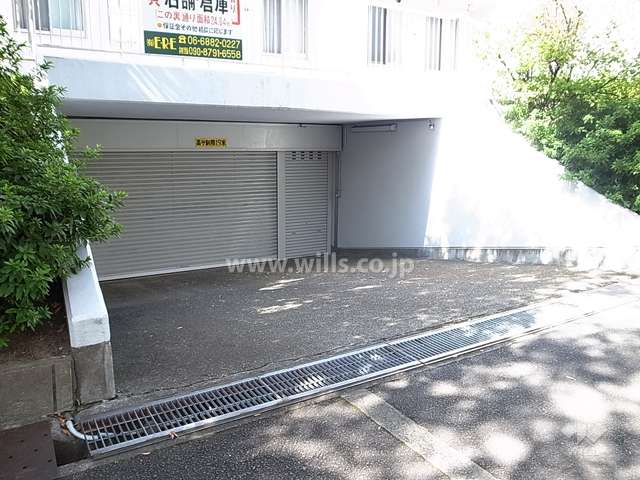 敷地内駐車場出入り口（シャッター付き）