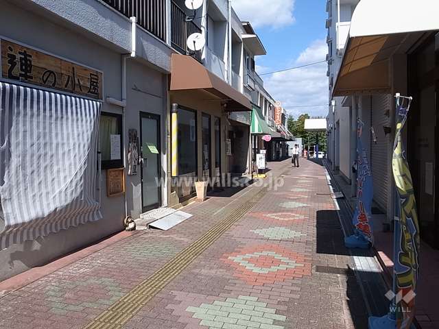 棟内に店舗部分があります。