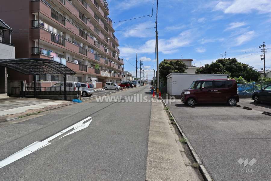 敷地南東側の前面道路（南西側から）