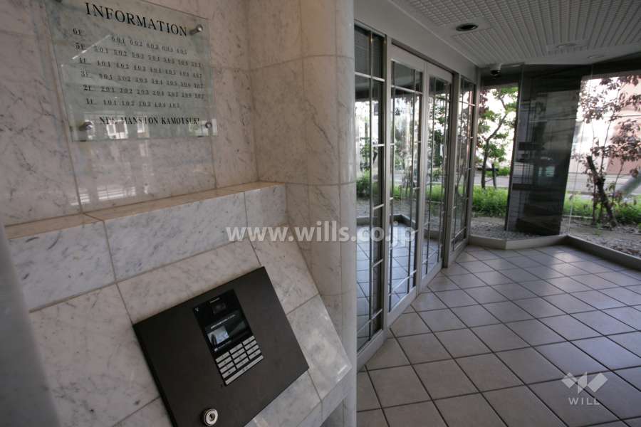 エントランスはオートロック付きです。