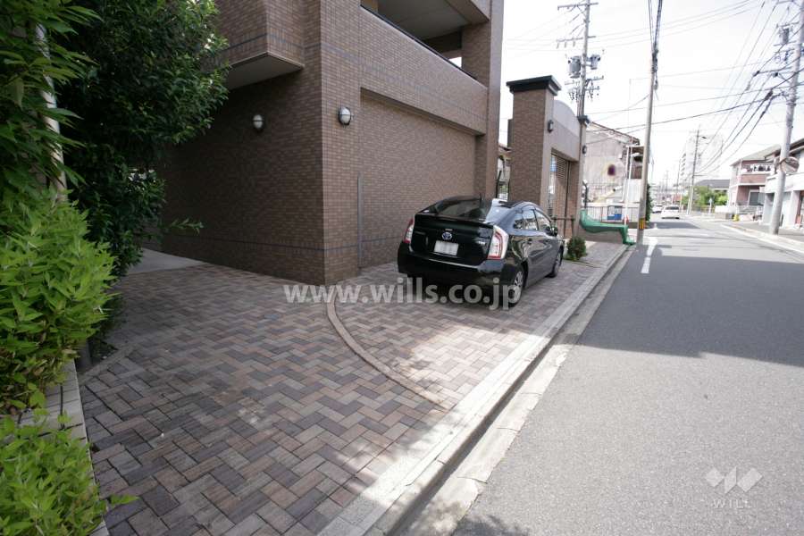 敷地内駐車場（屋外平面式）と駐車場出入り口