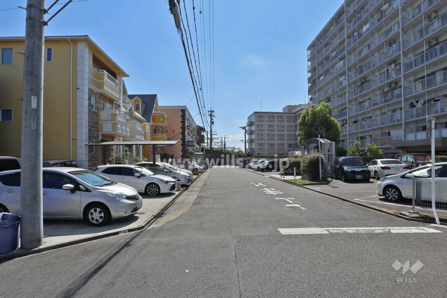 敷地南側の前面道路(東側から)