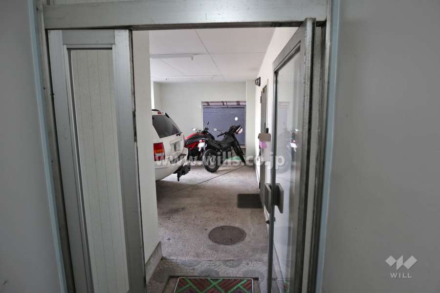 駐車場からの出入口