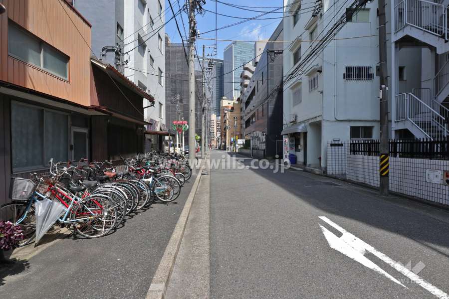 敷地北側の前面道路(西側から)