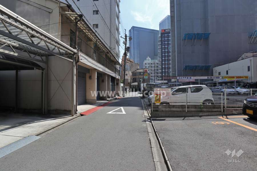 敷地南側の前面道路（西側から）