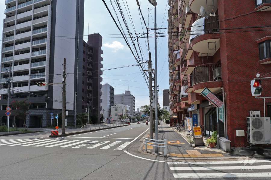 敷地南側の前面道路（清正公通）