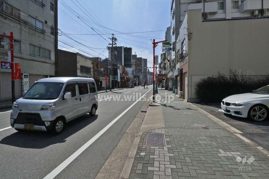 敷地南側の前面道路(東側から)