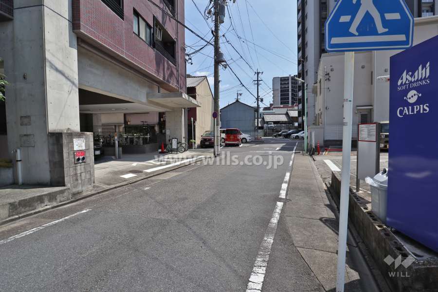 敷地西側の前面道路（北側から）