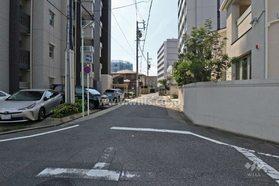 敷地北側の前面道路(東側から)