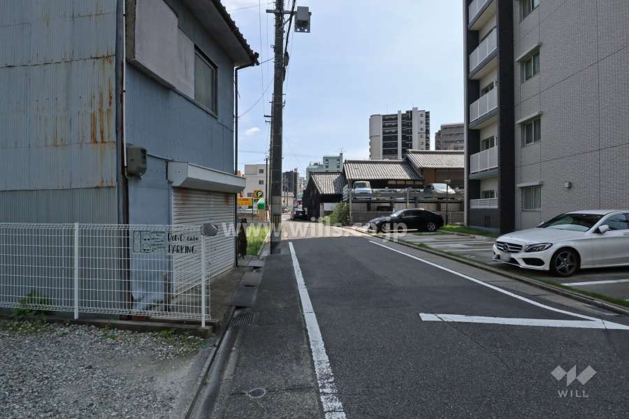 敷地東側の前面道路(北側から)