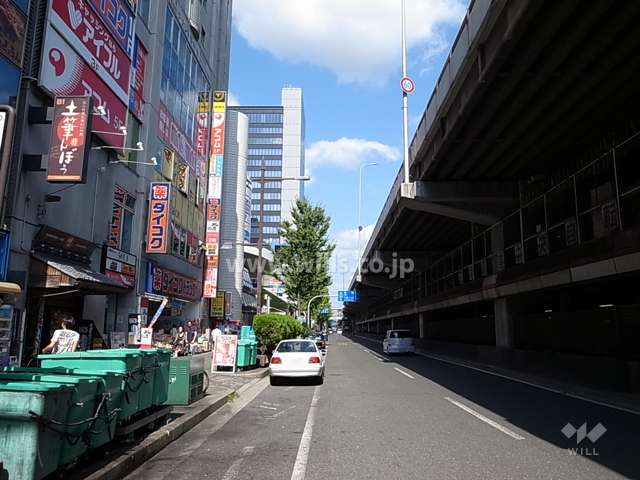 敷地東側は新御堂筋に面しています。