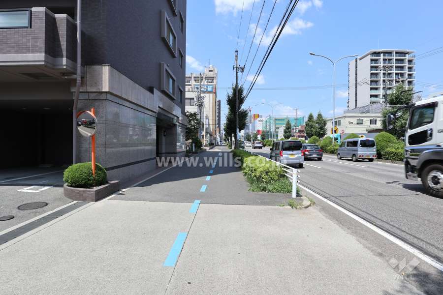 敷地東側には片側三車線の幹線道路が通っています。（名古屋市道名古屋環状線）
