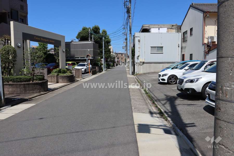 敷地北側の前面道路。公園と隣接した静かで住み良い居住環境です。