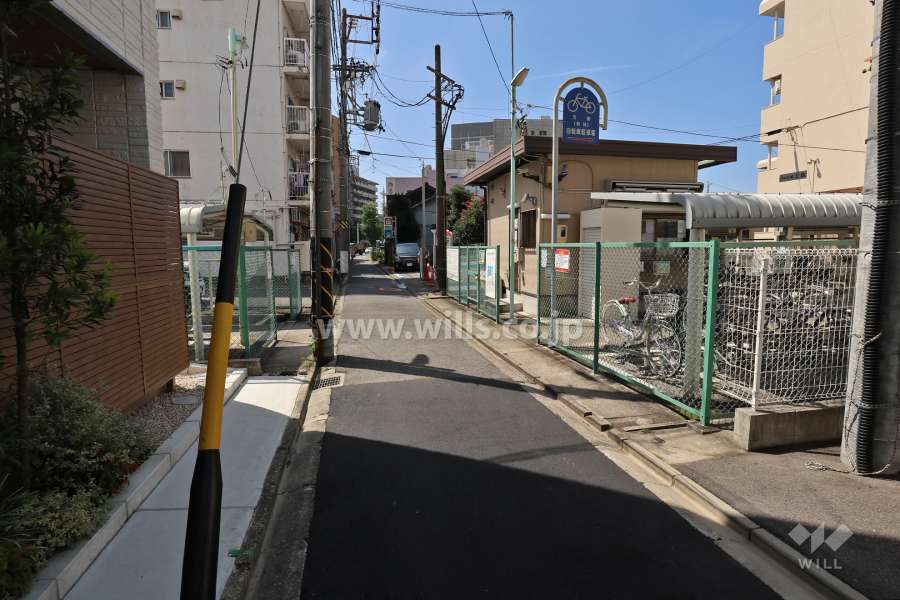 敷地東側の前面道路（北側から）