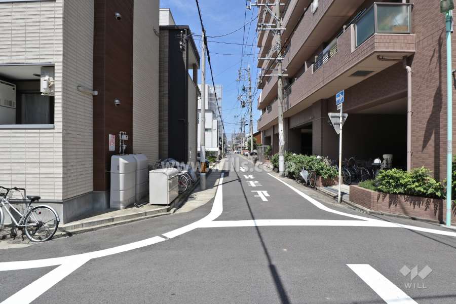 敷地南側の前面道路（東側から）