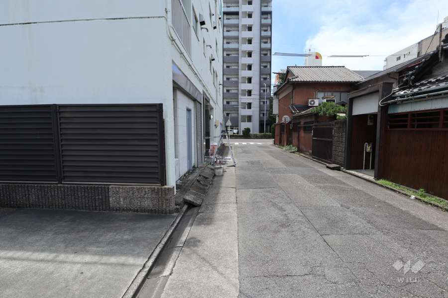 敷地西側の前面道路