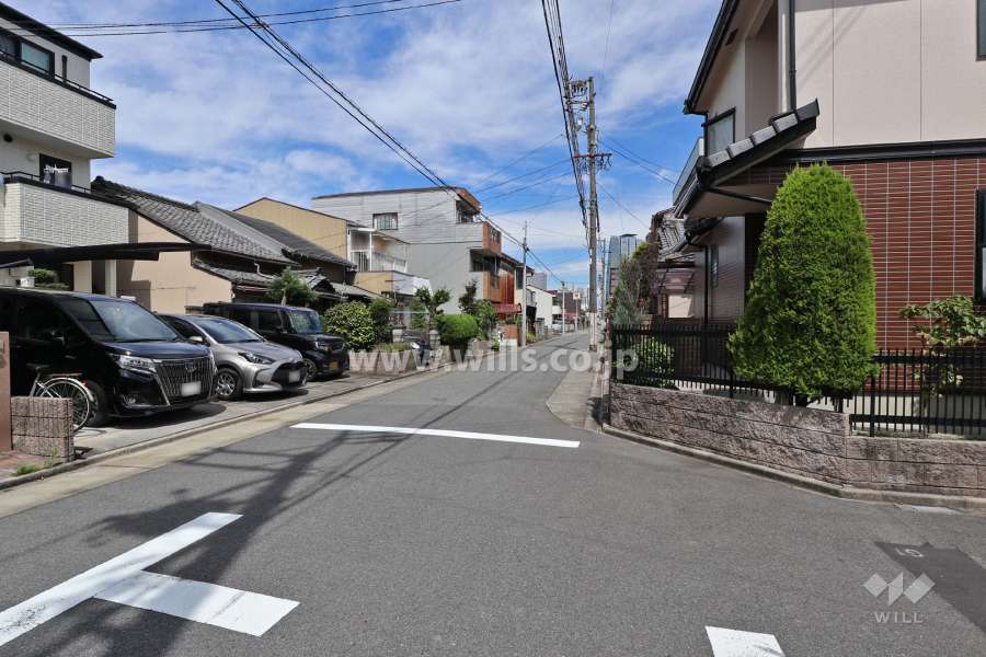 敷地北側の前面道路（西側から）