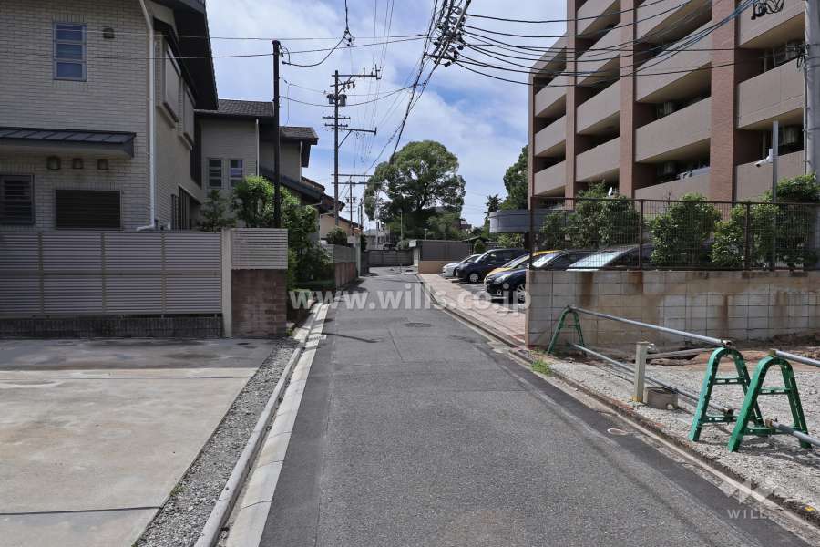 敷地南側の前面道路（東側から）