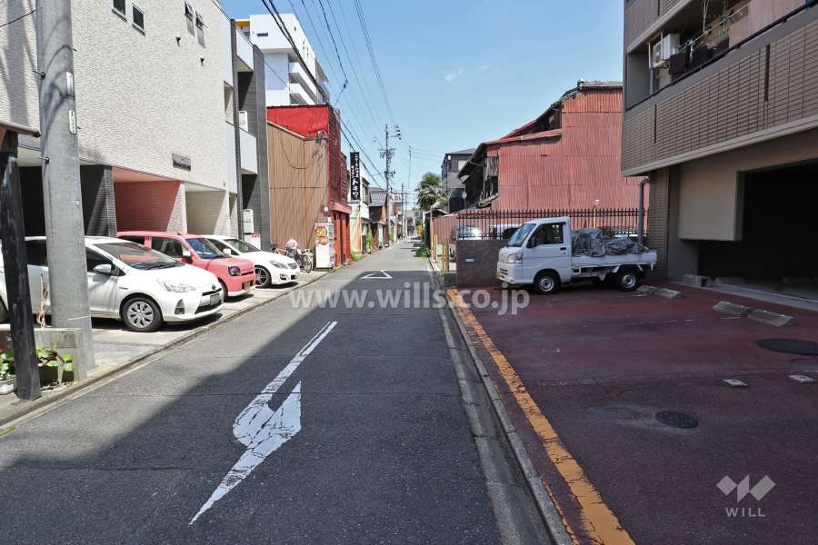敷地西側の前面道路（南側から）