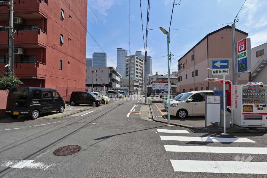 敷地南側の前面道路（西側から）