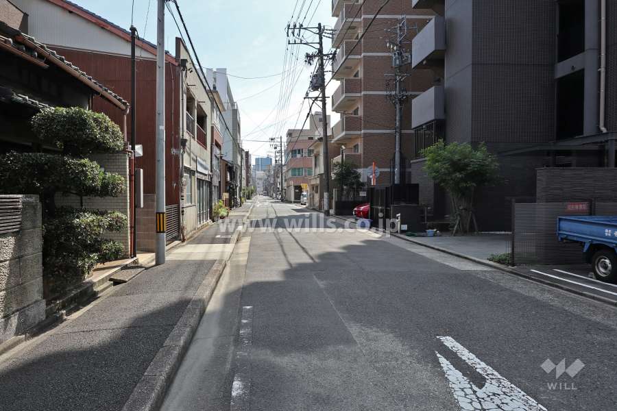 敷地北側の前面道路（西側から）