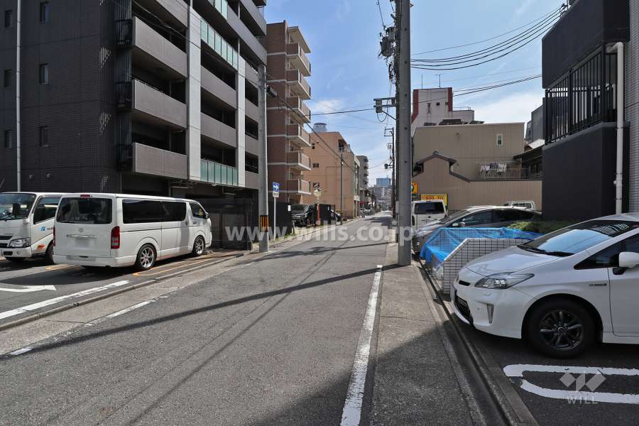 敷地南側の前面道路（西側から）