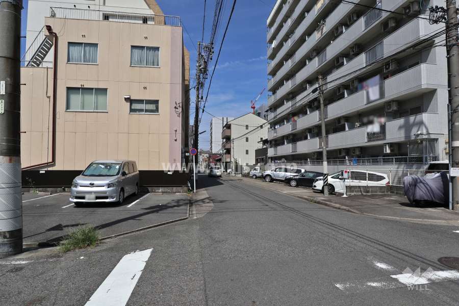 敷地南側の前面道路(東側から)