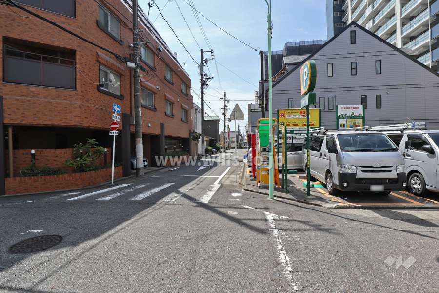 敷地西側の前面道路（北側から）
