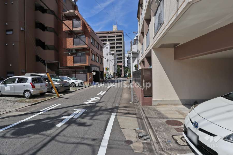 敷地北側の前面道路（東側から）