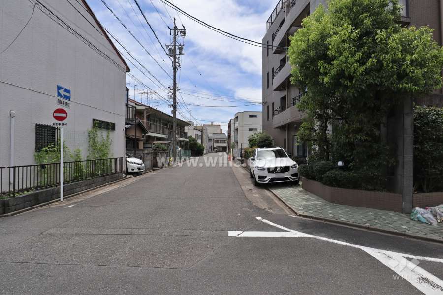 敷地東側の前面道路（北側から）