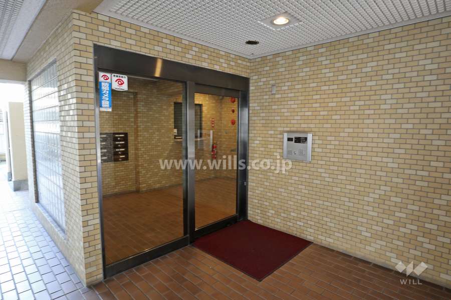 エントランスはオートロック付きです。