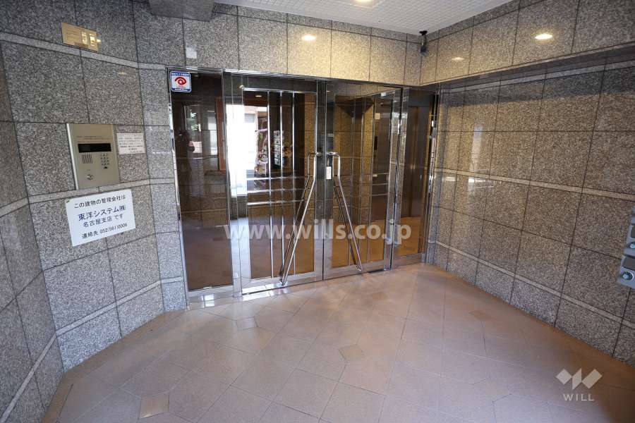 エントランスはオートロック付きです。